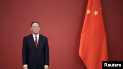 中共中央政治局常委,中纪委书记王岐山在北京人民大会堂站在国旗旁(2015年9月2日)