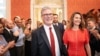 英国新首相斯塔默(Keir Starmer和夫人抵达唐宁街10号。 (2024 年7月5日)