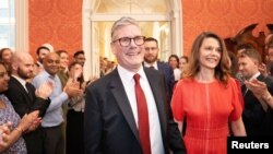 英国新首相斯塔默(Keir Starmer和夫人抵达唐宁街10号。 (2024 年7月5日)