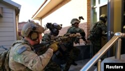 资料照片:美国与韩国特种部队军人在韩国群山空军基地参加联合演习。(2019年11月11日)