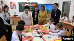 中国国家主席习近平5月5-10日访欧期间,第一夫人彭丽媛全程陪同;中国外交部长王毅在总结此行成果时大赞彭丽媛的“魅力外交对提升中国软实力发挥了积极作用。