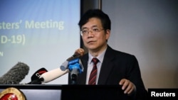 中国驻东盟大使邓锡军在印尼雅加达的一个记者会上讲话。(2020年2月21日)