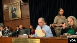 众议院拨款委员会军事小组主席维斯克洛斯基2019年5月1日主持听证会(美国之音黎堡拍摄)