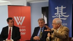 2018年3月26日,威尔逊中心基辛格中美关系研究所举行《战争的中国》新书发布会。从左至右:基辛格中美关系研究所主任戴博(Robert Daly),书籍作者、剑桥大学历史系教授方德万(Hans van de Ven),前美国驻华大使芮效俭(J. Stapleton Roy)。(美国之音于盟童拍摄)