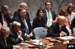 美国总统特朗普等高官2018年9月26日在纽约联合国总部的联合国安理会会议上。他左侧是联合国秘书长安东尼奥·古特雷斯。