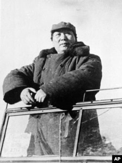 历史照片:毛泽东检阅进入北平(后改回北京)的共产党部队。(1949年5月2日)