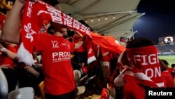 香港球迷在香港队对巴林队的国际足球友谊赛上播放中国国歌时用旗子遮住脸发出嘘声。 (2017年11月9日)