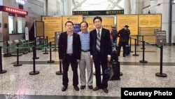 冯崇义(中)与律师陈进学(左)和刘浩(网络图片 )