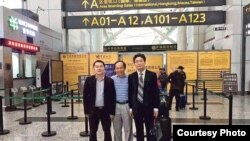 冯崇义(中)与律师陈进学(左)和刘浩(网络图片 )