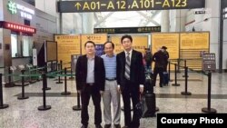 冯崇义(中)与律师陈进学(左)和刘浩(网络图片 )