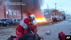 扎波罗热州军事管理当局2025年1月8日公布的照片显示,急救人员在为一名因俄罗斯空袭而受伤的男子实施复苏术。