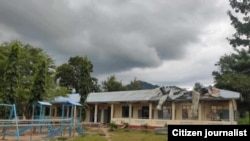 ကရင်ပြည်နယ်၊ မြဝတီခရိုင် ဖလူးကျေးရွာစာသင်ကျောင်းပေါ် လက်နက်ကြီးကျပြီး ပျက်စီးသွားတဲ့မြင်ကွင်း။(အောက်တိုဘာ ၁၊ ၂၀၂၄/ဓာတ်ပုံ-CJ)