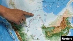 资料照:印尼一名负责海洋事务的官员在雅加达向记者们指出印尼北部纳土纳群岛的位置。(2017年7月14日)