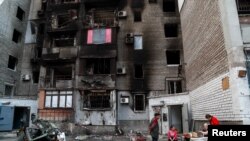 ယူကရိန်းနိုင်ငံ၊ Mariupol မြို့က စစ်ဘေးသင့်အဆောက်အဦးမှာ နေထိုင်သူများ။