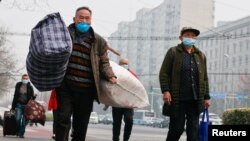 中国举行两会的周三,人们行走在北京市中心。(2021年3月10日)