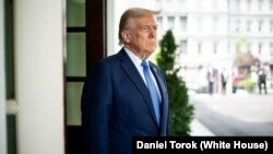 资料照片:美国总统特朗普在白宫西翼大厅迎接挪威首相加尔·斯特勒。(2025年4月24日)