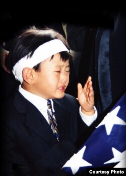 Nguyễn Hồ Ngọc An trong đám tang của bố