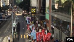数以千计港人从港仔修顿球场游行至中环的终审法院后举行集会,声援近年因参与公民抗争活动而遭判刑入狱或即将被囚禁的政治犯。(美国之音海彦拍摄)