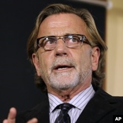 代表被控枪杀阿富汗平民的美国士官的美国律师布朗在西雅图与记者谈话(3月15日)