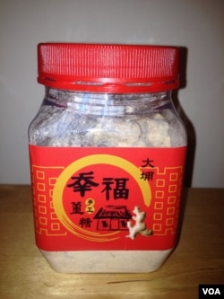 彭秀春以姜糖聊表心意,希望内政部长李鸿源等官员能够体恤民情。(美国之音燕青拍摄)