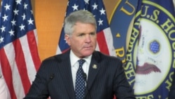 共和党联邦众议员麦考尔2021年6月23日在国会山召开的记者会上发言,呼吁就新冠问题问责中共。 (美国之音记者李逸华拍摄)