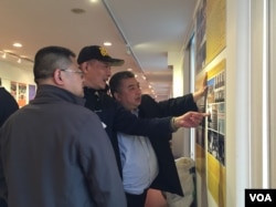 与会者观看图片(美国之音方冰拍摄)