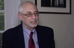 资料照:美国哥伦比亚大学政治学教授黎安友(Andrew Nathan) 接受美国之音专访。(2018年11月1日)