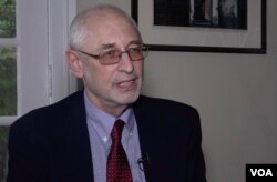 美国哥伦比亚大学政治学教授黎安友(Andrew Nathan) 接受美国之音专访。(2018年11月1日)