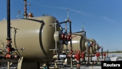 资料照片:美国德克萨斯州一个新的石油生产设施。(2018年8月22日)