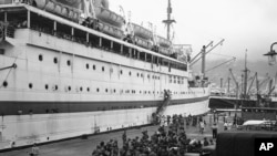 历史照片:皇家莱斯特郡团第一营的军人走下英国“哈拉达尔帝国”运兵船,增援驻香港的英国守军。(1949年6月14日)