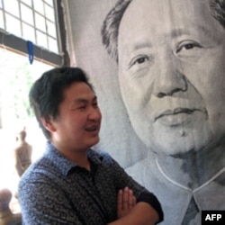 这位经营纪念品的小贩说,毛泽东是神。