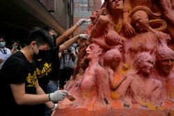 香港大学学生以清洗悼念六四镇压死难者的国殇之柱和默哀的方式举行纪念活动。(2021年6月4日)