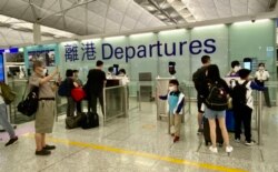 香港国际机场一幕年老长辈送别年幼儿孙的场面 (美国之音/汤惠芸)