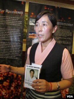 藏族制片人当知项欠之妻拉木措呼吁营救丈夫(美国之音容易拍摄)