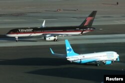 川普的竞选专机(深色)和克林顿的竞选专机停在拉斯维加斯的机场(2016年10月)