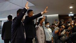 香港四名民主派议员提交辞呈后向媒体挥手致意(路透社2020年11月12日)