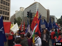 白宫前的习近平支持者和抗议者(美国之音记者陆永是拍摄)