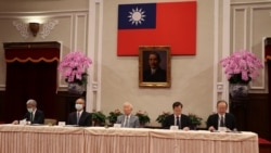 台湾的国家安全会议副秘书长徐斯俭(左)、台湾行政院政务委员邓振中、APEC台湾领袖代表暨台积电创办人张忠谋(中)、台湾国家发展委员会主任委员龚明鑫以及台湾外交部国际组织司司长陈龙锦于21日出席“APEC暨经济领袖会议会后记者会”。(美国之音李玟仪摄)