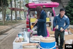 移动餐车在台湾也叫“胖卡”,两位胖卡族正在准备免费的食物。(美国之音记者方正拍摄)