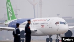 资料照:中国国产飞机C919在处女航后降落上海浦东国际机场。(2017年5月5日)