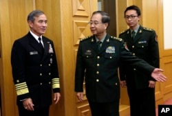 美国海军上将哈里斯(左)在北京八一大楼会见中国军队总参谋长房峰辉将军(中)(2015年3月11日)