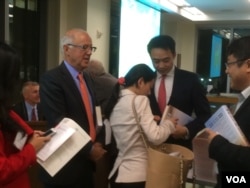 薄瓜瓜跟与会者互动 (美国之音方冰)