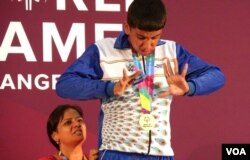 印度自闭症男孩背后有母亲支撑(美国之音国符拍摄)