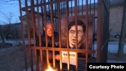 胡佳在北京舉行“與王炳章同囚”活動(曾金燕推特圖片)