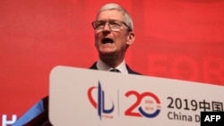 资料照:苹果公司首席执行官库克在北京举行的中国发展高层论坛经济峰会上讲话。(2019年3月23日)