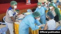 မန္တလေးတိုင်းဒေသကြီး၊ မန္တလေးမြို့တော်ခန်းမမှာ ကျန်းမာရေးဝန်ထမ်းများကို ကိုဗစ်ကာကွယ်ဆေး ထိုးနှံပေးနေတဲ့ မြင်ကွင်း။ (ဓာတ်ပုံ -Ministry of Health and Sports, Myanmar - ဇန်နဝါရီ ၂၇၊ ၂၀၂၁)