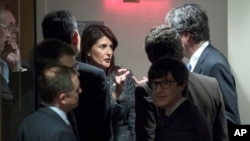 美国驻联合国大使黑利(中)2018年2月24日就要求叙利亚停火30天的决议投票前,与其他安理会成员国代表交谈。