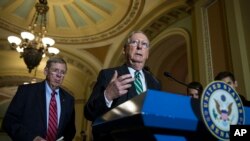 参议院多数党领袖明奇•麦康奈尔在国会山一次记者会上讲话 (AP)