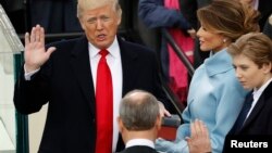 ကန်သမ္မတသစ် Donald Trump ကျမ်းသစ္စာကျိန်ဆိုစဉ်။ (ဇန်နဝါရီ ၂၀-၂၀၁၇)