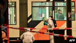 Mannheim မြို့တွင် ကားဖြင့် တိုက်ခိုက်မှု ဖြစ်ပွားခဲ့သည့်နေရာကို စစ်ဆေးနေသည့် ဂျာမန် ရဲတပ်ဖွဲ့ဝင်များ။ (မေ ၃၊ ၂၀၂၅) (AFP)